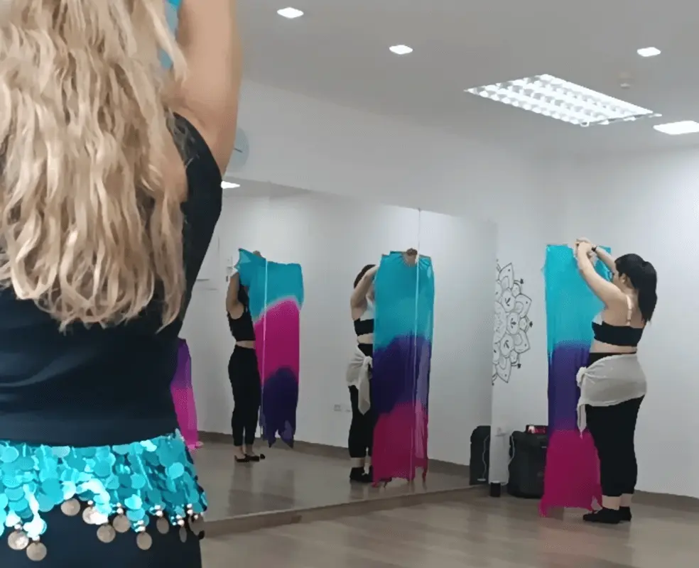 Manejo de velos y alas de isis en danza árabe — Troupe Al Meira