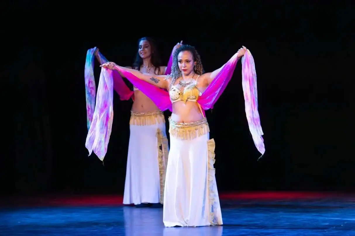Bailarinas de Troupe Al Meira en escena