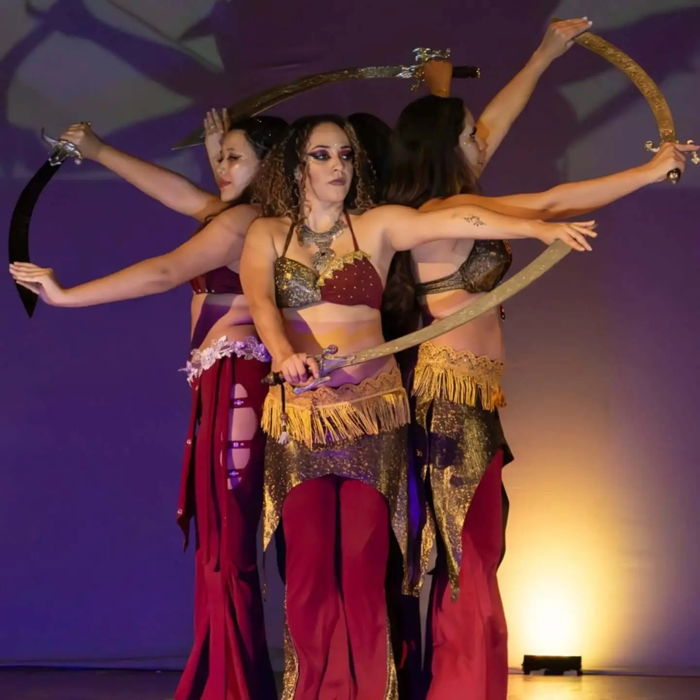 Presentación de danza árabe de Troupe Al Meira